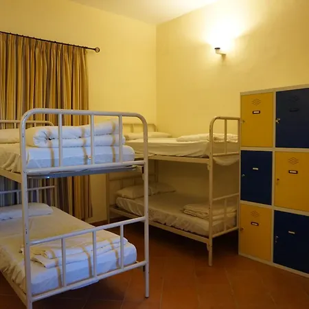 Hostel De *